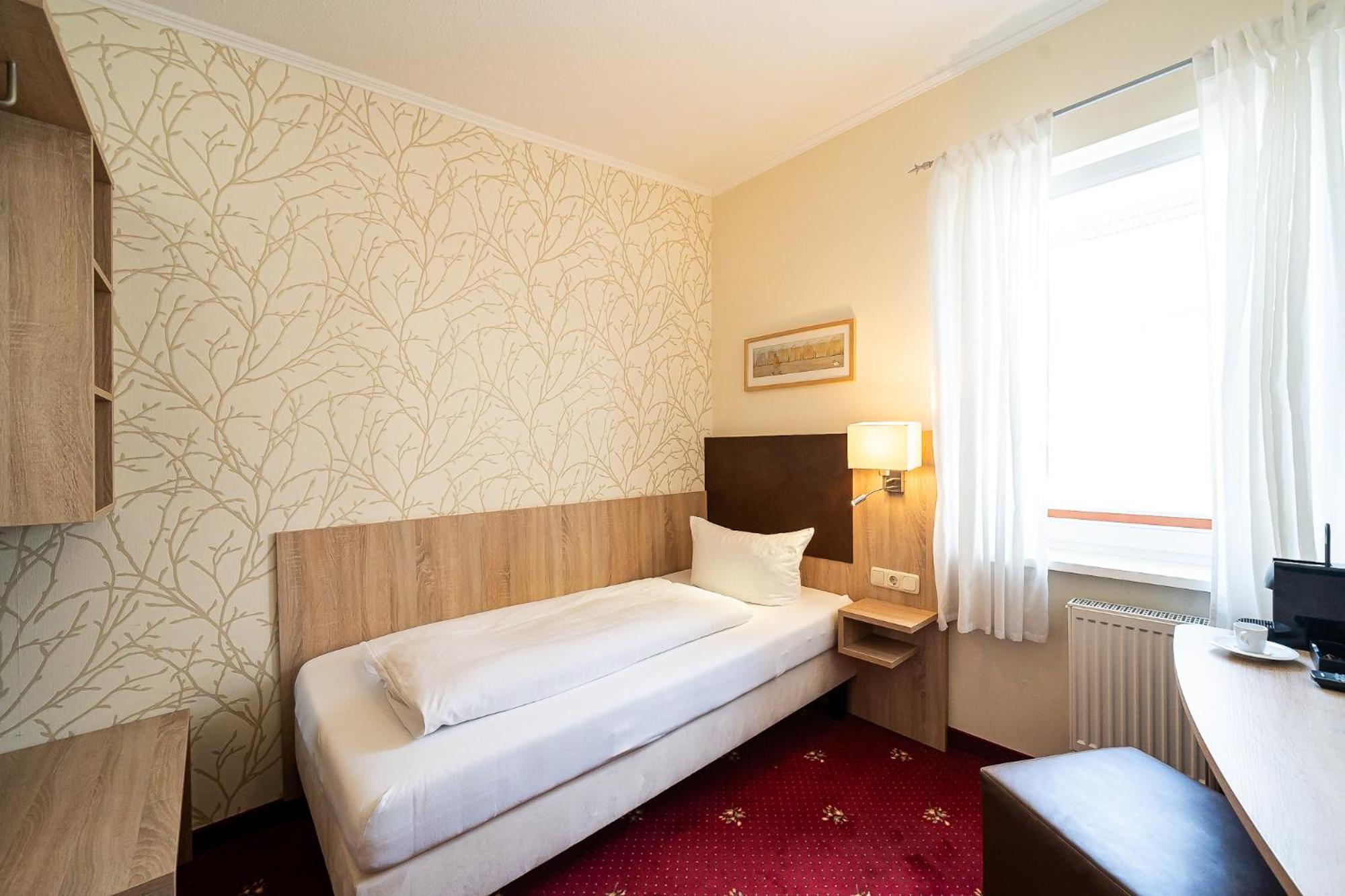 Sleepbeeone Wilhelmshaven Hotel Exterior photo