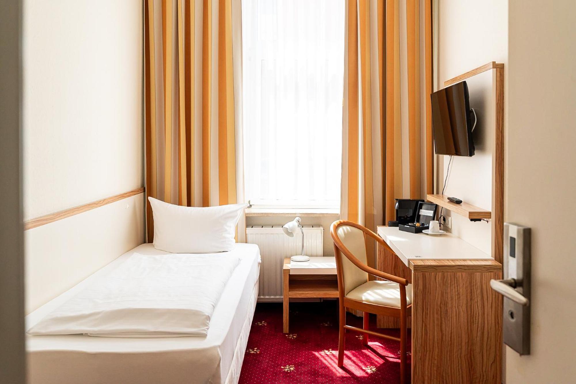 Sleepbeeone Wilhelmshaven Hotel Exterior photo