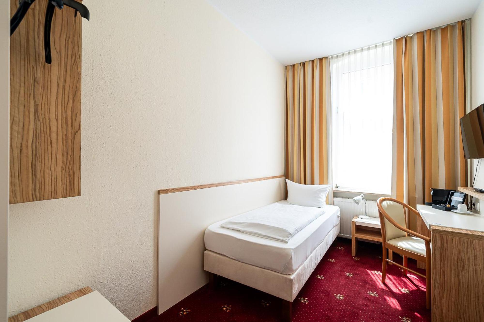 Sleepbeeone Wilhelmshaven Hotel Exterior photo