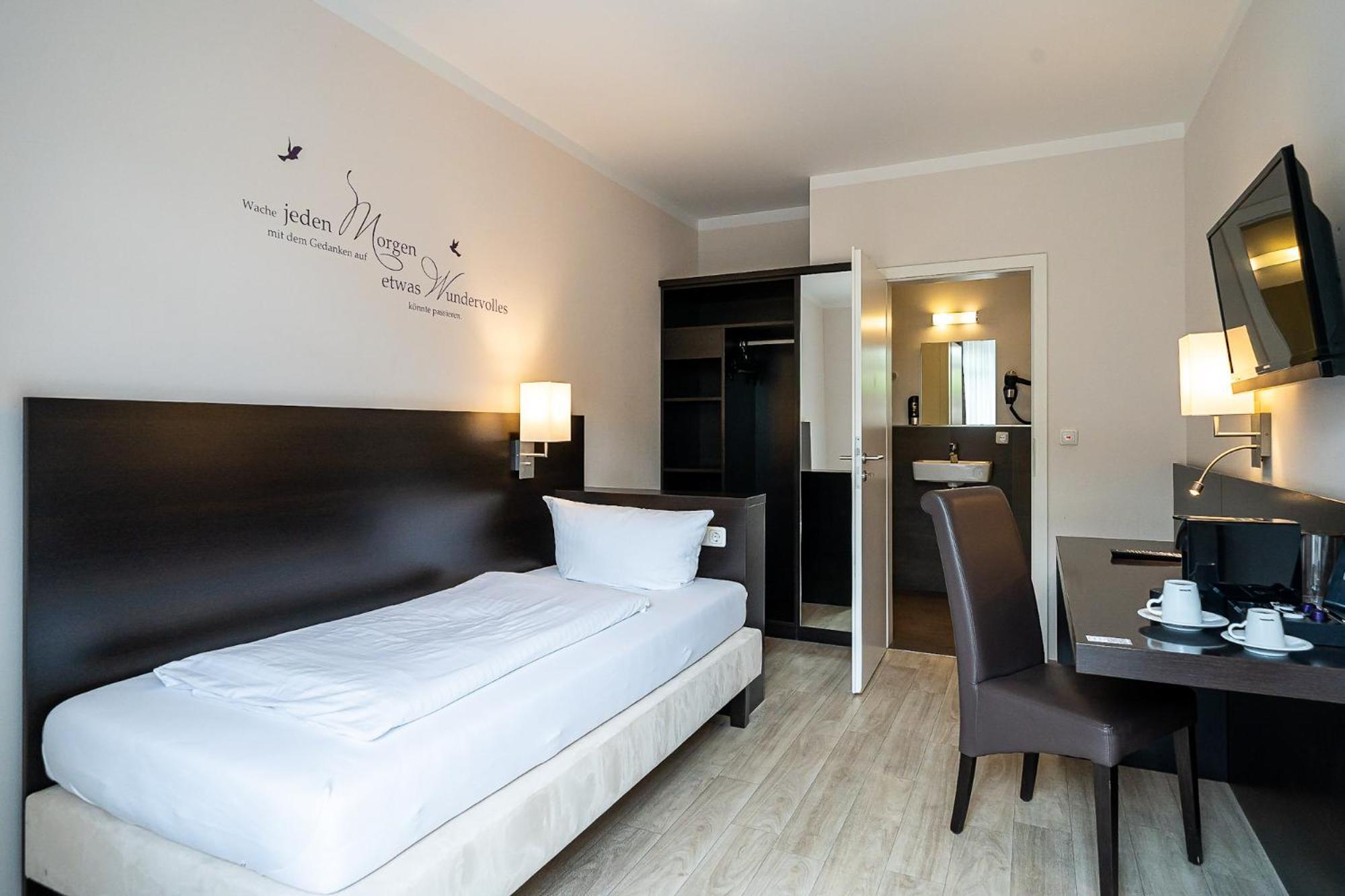 Sleepbeeone Wilhelmshaven Hotel Exterior photo
