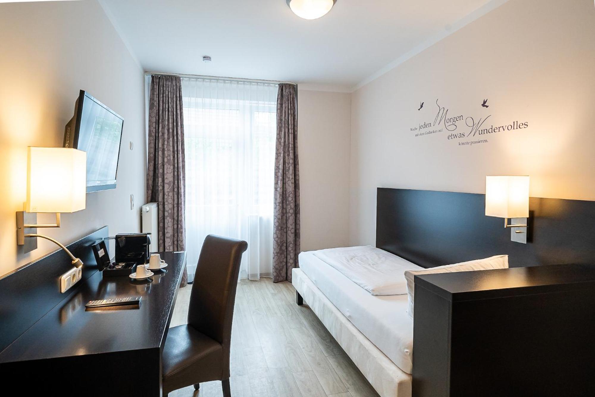 Sleepbeeone Wilhelmshaven Hotel Exterior photo